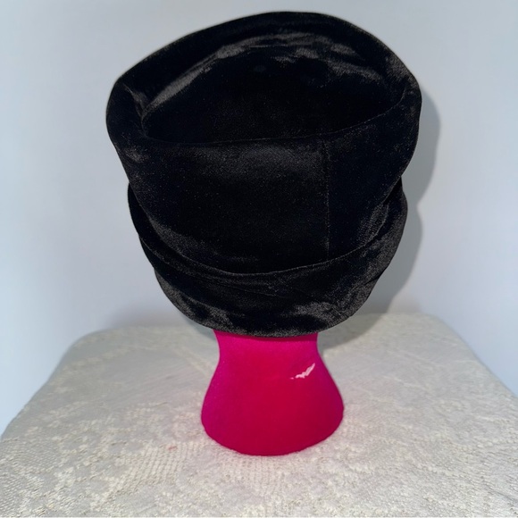 Vintage Union Made USA Black Velvet‎ Hat with Pearl Accent Old Money main image 4
